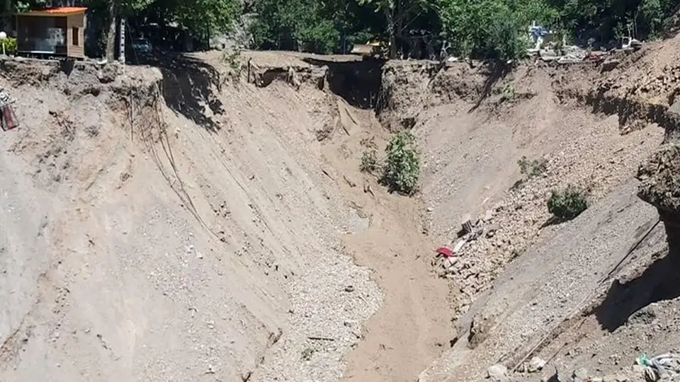سیلاب ۲۰۰ متر از جاده کرج-چالوس را تخریب کرده است