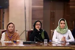 پوشش خاص و عجیب یک زن در نشستی با حضور رئیسی/ عکس

