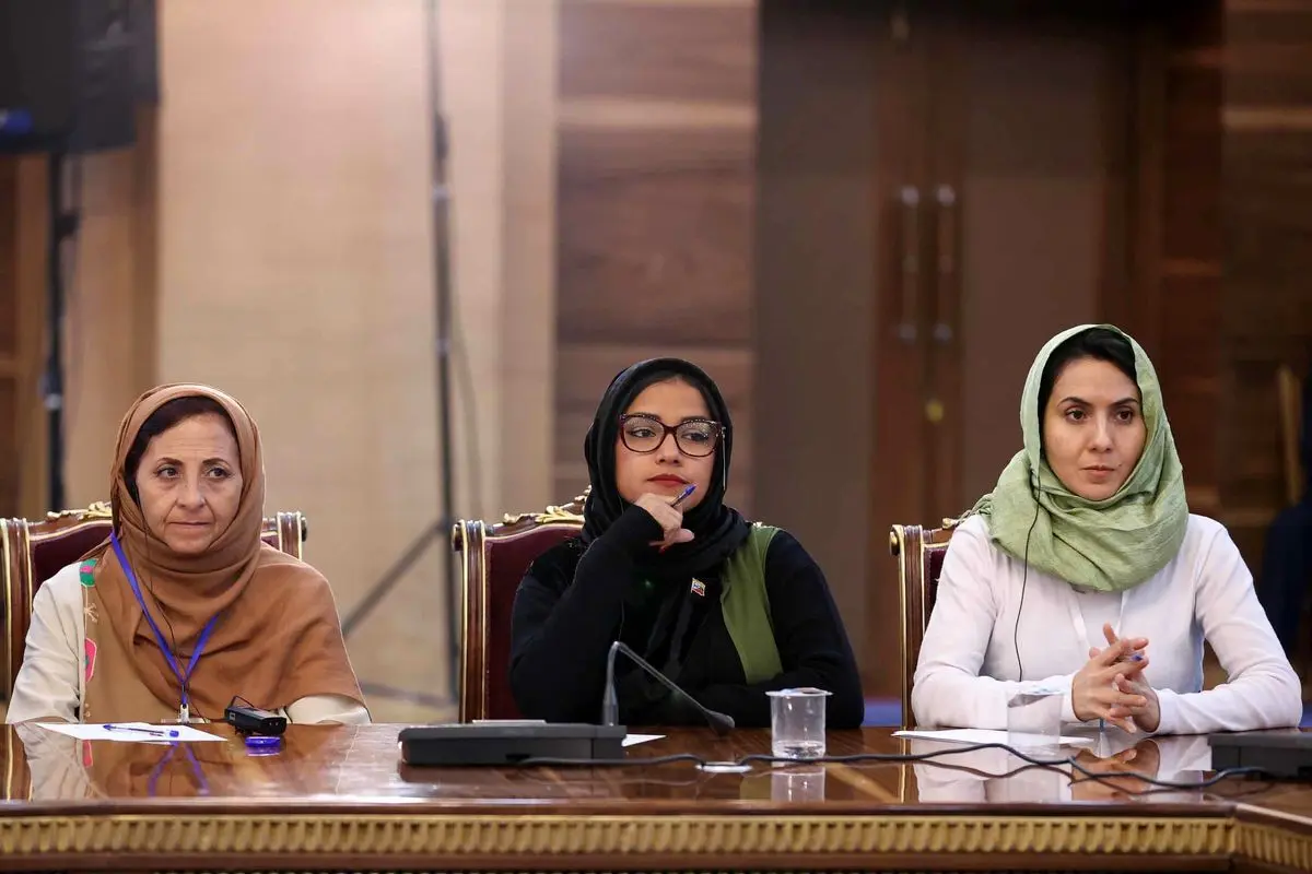 پوشش خاص و عجیب یک زن در نشستی با حضور رئیسی/ عکس

