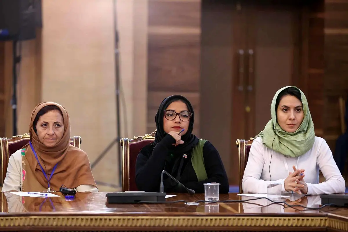 پوشش خاص و عجیب یک زن در نشستی با حضور رئیسی/ عکس


