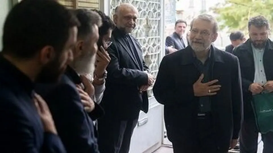 تصویری متفاوت از خوش‌وبش لاریجانی و رئیس دفتر رهبر انقلاب/ عکس

