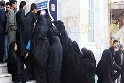 صف یارانه پشت در بخشداری مرکزی 


