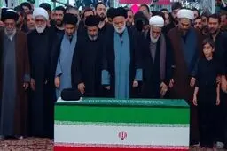فردی که با کلاه و چهره کاملا پوشیده در آخرین مراسم تشییع رهبر شهید شرکت کرد، کیست؟ + عکس