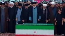 فردی که با کلاه و چهره کاملا پوشیده در آخرین مراسم تشییع رهبر شهید شرکت کرد، کیست؟ + عکس
