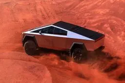 مسابقه تسلا سایبرتراک با پیکان ۵۷ را در خیابان‌های تهران ببینید + ویدئو