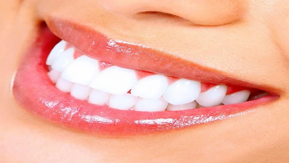 چه کنیم که دندانهایمان سفید شود؟