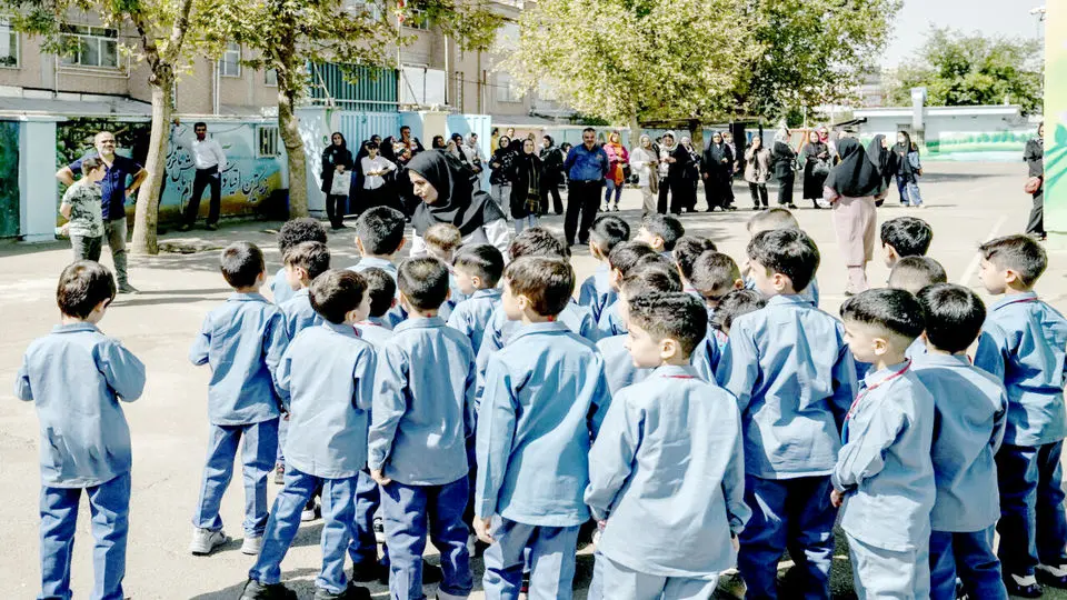علیه مدرسه