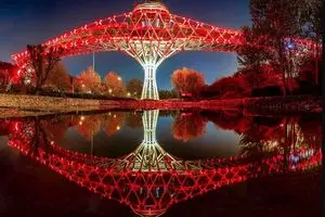 پل طبیعت قرمز می‌شود