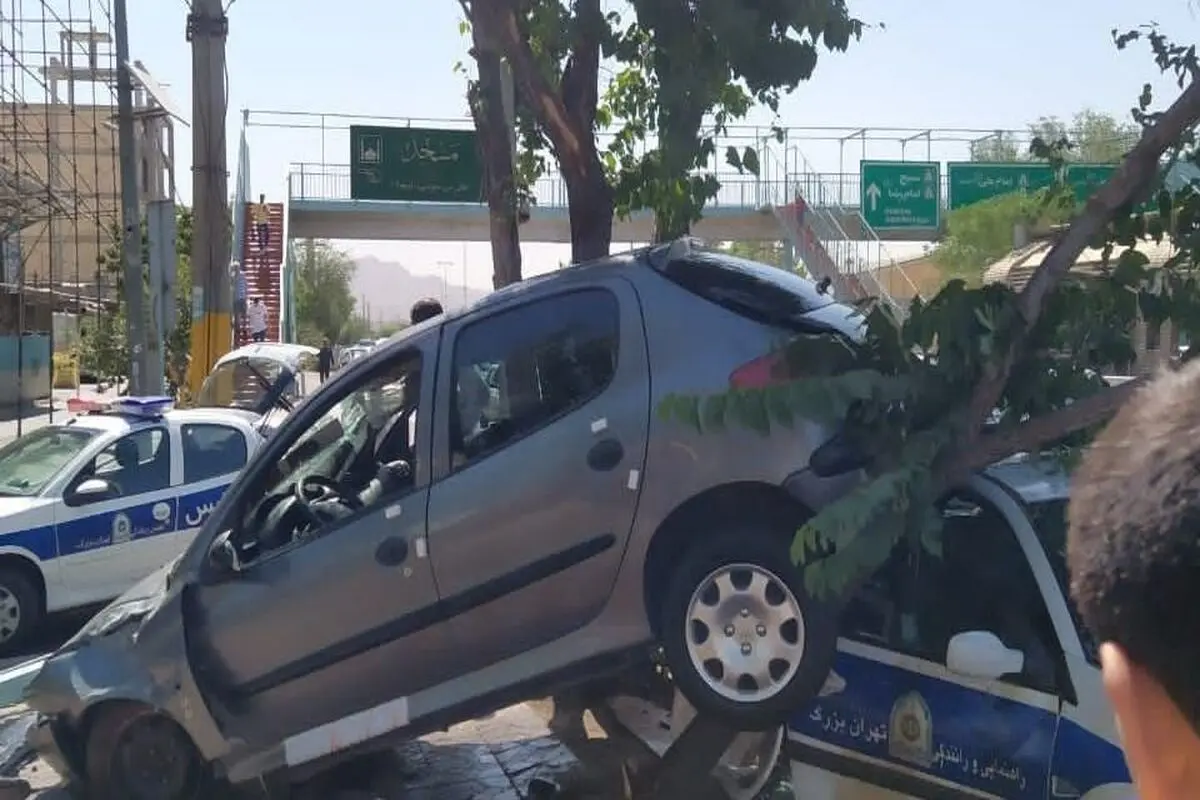 تصادف پژو ۲۰۶ با ماشین پلیس و تکرار ماجرای باز نشدن ایربگ