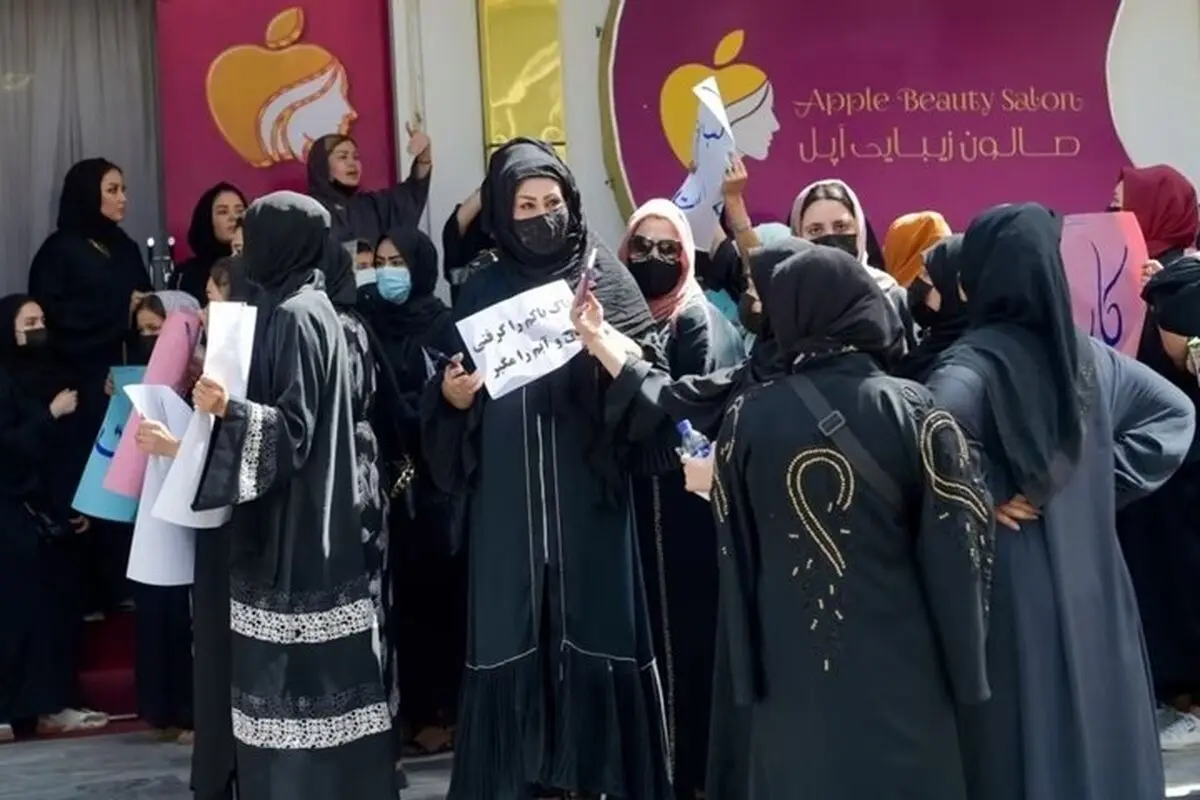 حمله طالبان به تجمع اعتراضی زنان آرایشگر با شلیک گلوله/ ویدئو

