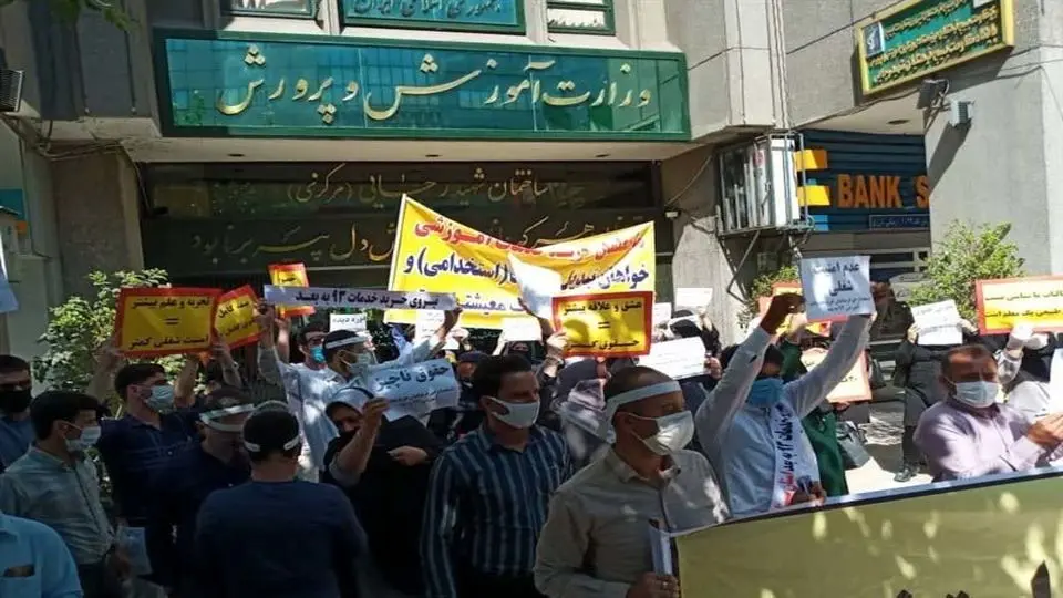 تبدیل معلمان به کارگران فرهنگی
