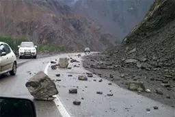 جاده چالوس و آزادراه تهران - شمال همچنان مسدود است