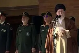 رهبر انقلاب در حلقه فرماندهان ارشد سپاه و ارتش/ عکس

