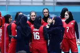 عکس صابر کاظمی بر دست زنان والیبالیست ایرانی 