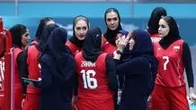 عکس صابر کاظمی بر دست زنان والیبالیست ایرانی 