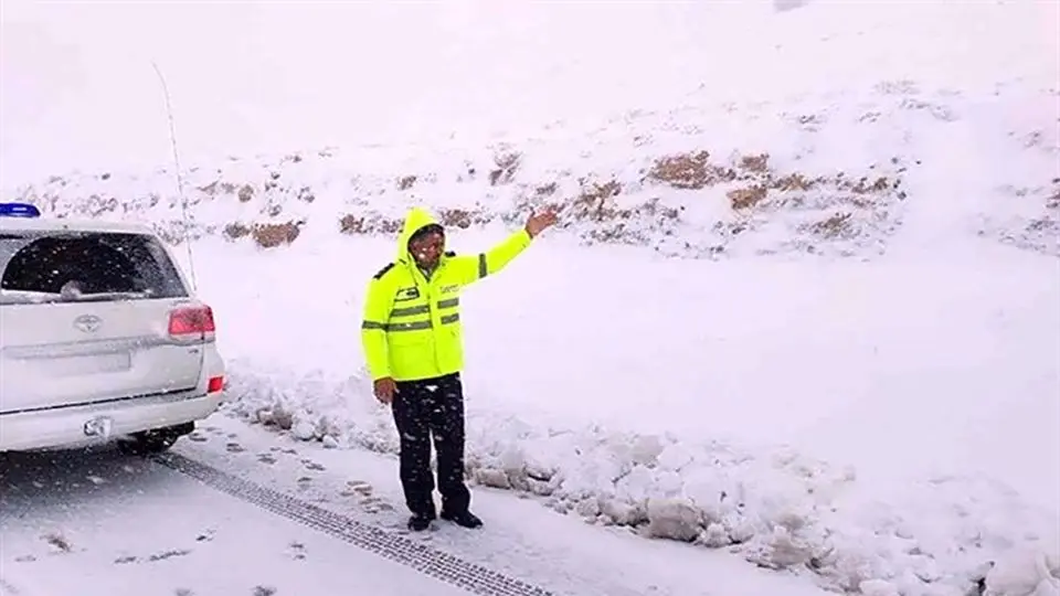 بارش برف در کاشان و افزایش آلودگی هوا در خوزستان: چالش‌های جدید جوی در ایران
