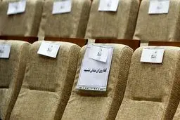 یک «مدیر هوایی» روی سه صندلی! 