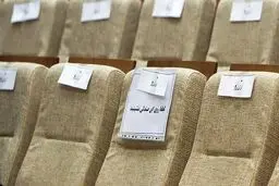 یک «مدیر هوایی» روی سه صندلی! 