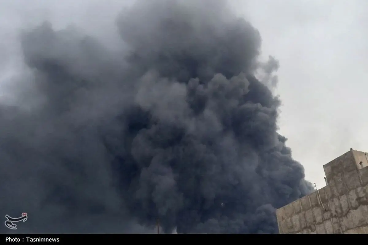 حریق در انبار باقرشهر ادامه دارد