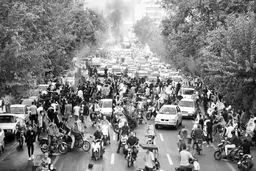 جامعه ایران در یک دور باطل  دولت‌سازی قرار گرفته است
