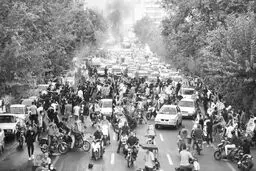 جامعه ایران در یک دور باطل  دولت‌سازی قرار گرفته است
