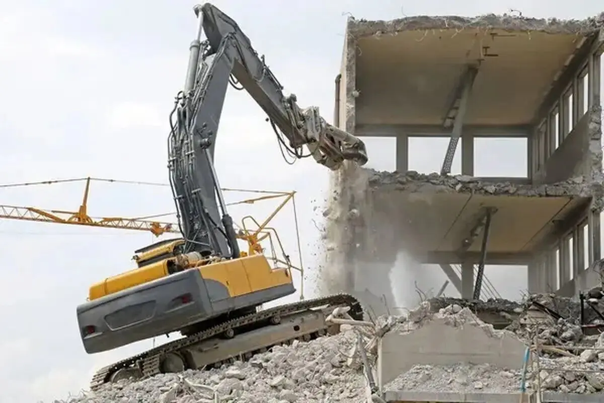 مصدومیت یک کارگر ساختمانی بر اثر واژگونی یک دستگاه بیل مکانیک
