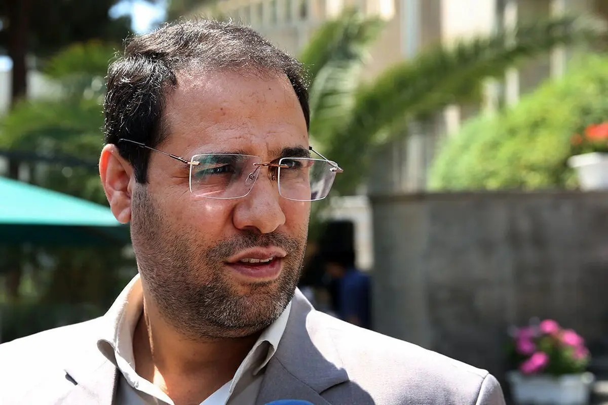 معلم‌ها را از افراد زیر ۲۰ سال انتخاب کرده ایم تا دانش آموزان را درک کنند