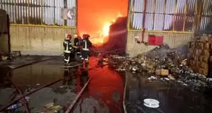 آتش‌سوزی کارخانه تولید ظروف شیشه‌ای یزد/ کارگران آسیب ندیدند