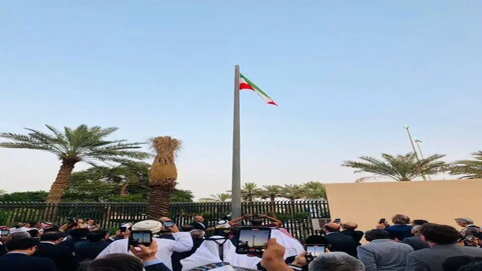 اهتزاز پرچم ایران در عربستان /عکس

