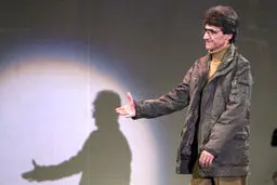 عکس کمتر دیده شده از ناصر تقوایی در حال دریافت یک جایزه بین‌المللی 