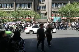دانش‌آموزان معترض جلوی آموزش و پرورش تجمع کردند / در شرایط جنگی چگونه درس می‌خواندیم؟