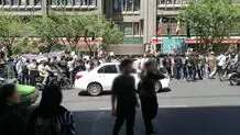 دانش‌آموزان معترض جلوی آموزش و پرورش تجمع کردند / در شرایط جنگی چگونه درس می‌خواندیم؟