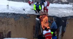 عملیات امدادرسانی به زن ۸۰ ساله خوانساری روی پشت بام+ ویدئو