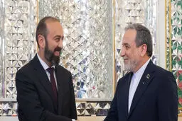 نحوه دست دادن عجیب وزیر امور خارجه ارمنستان با عراقچی + عکس