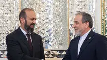 نحوه دست دادن عجیب وزیر امور خارجه ارمنستان با عراقچی + عکس