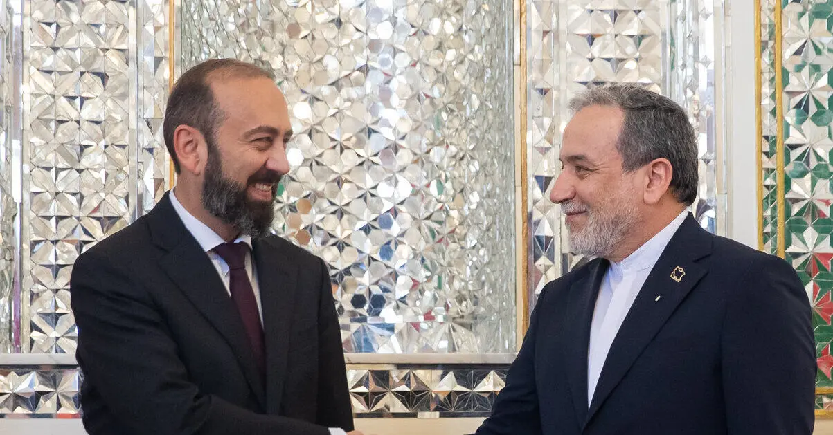 نحوه دست دادن عجیب وزیر امور خارجه ارمنستان با عراقچی + عکس