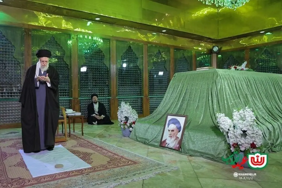 تصویری از حضور رهبر انقلاب بر مزار آیت‌الله هاشمی رفسنجانی + عکس