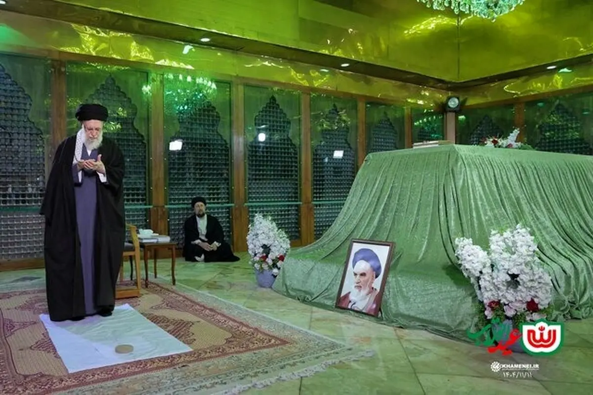 تصویری از حضور رهبر انقلاب بر مزار آیت‌الله هاشمی رفسنجانی + عکس
