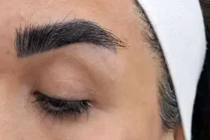 کاشت ابرو قیمت مناسب در تهران؛ تعادل میان کیفیت و هزینه در س