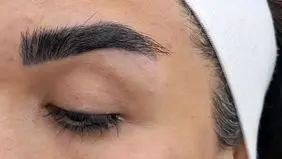 کاشت ابرو قیمت مناسب در تهران؛ تعادل میان کیفیت و هزینه در سال ۱۴۰۵