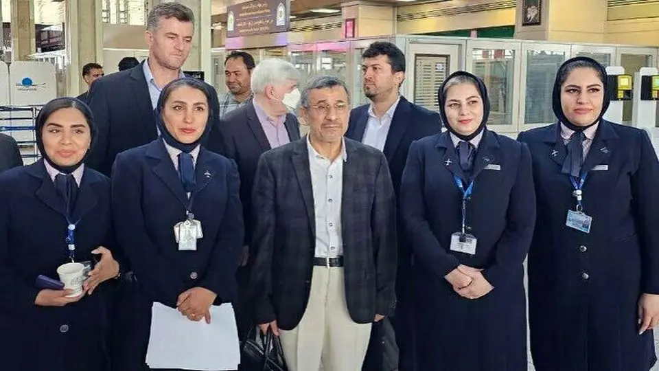 عکس یادگاری احمدی نژاد با زنان در فرودگاه/ عکس