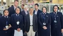 عکس یادگاری احمدی نژاد با زنان در فرودگاه/ عکس
