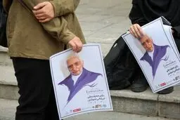  همخوانی مردمی سرود «ای ایران» در مراسم تشیع استاد اسلامی ندوشن/ ویدئو

