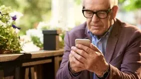 هشدار برای سالمندان گوشی‌ باز
