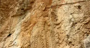 سنگ‌نبشته ساسانی «سرمشهد» کازرون در حال محو  کامل

