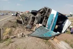 اتوبوس در خراسان واژگون شد/ ۱۹ نفر زخمی شدند 