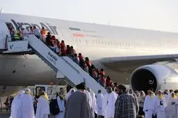 الدفعة الأولى من الحجاج الایرانیین یغادرون إلى المدینة المنورة