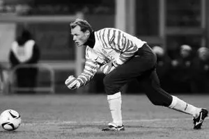 دروازه‌بان سابق یوونتوس و آرسنال به شکلی مشکوک درگذشت +عکس