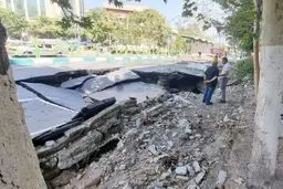 فروریزش ناگهانی زمین در شهرک ولیعصر تهران؛ خودروها آسیب دیدند اما تلفات جانی نداشت