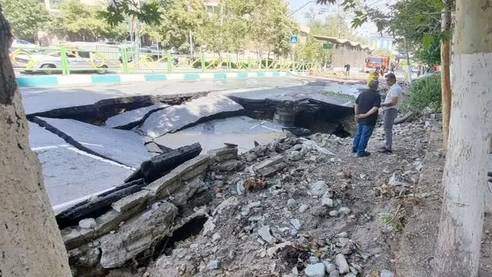 فروریزش ناگهانی زمین در شهرک ولیعصر تهران؛ خودروها آسیب دیدند اما تلفات جانی نداشت